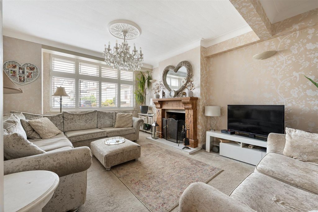 Property photo 2 of 51 Larkshall Crescent, E4