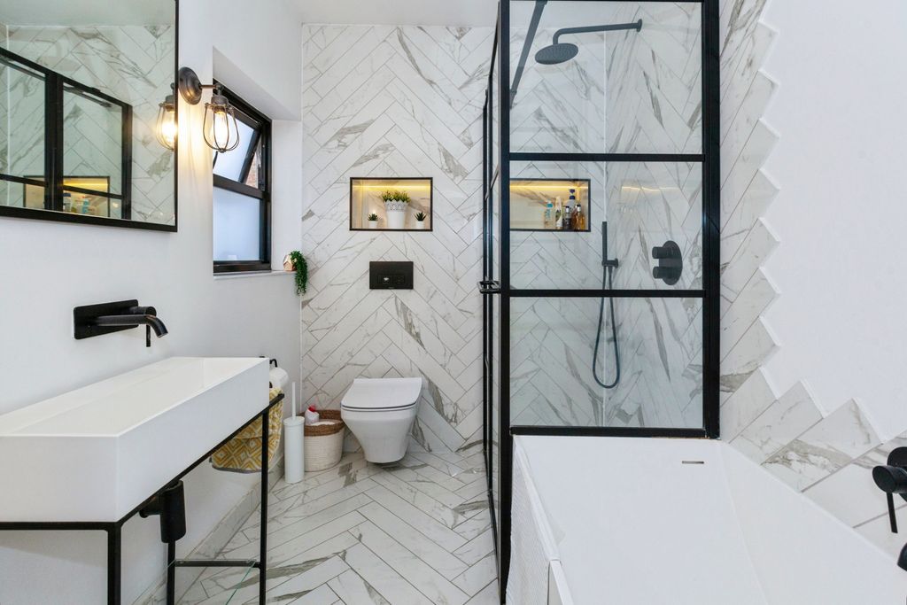 Property photo 2 of 20 Family Bathroom