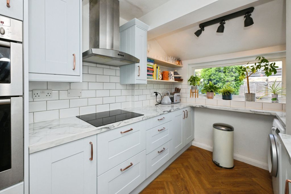 Property photo 3 of 19 Kitchen