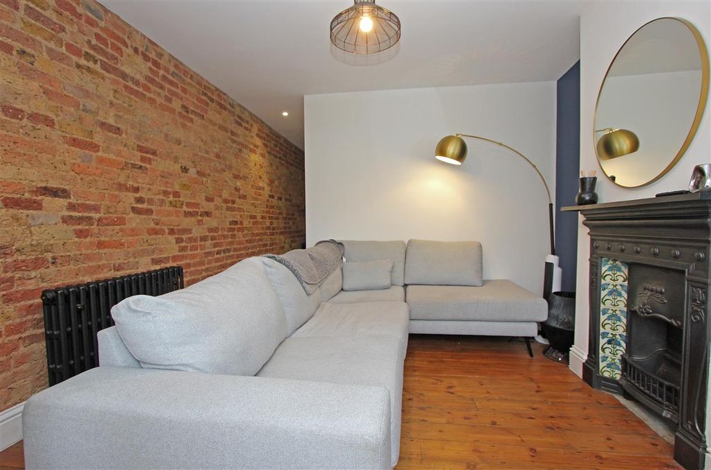 Property photo 3 of 11 Lounge