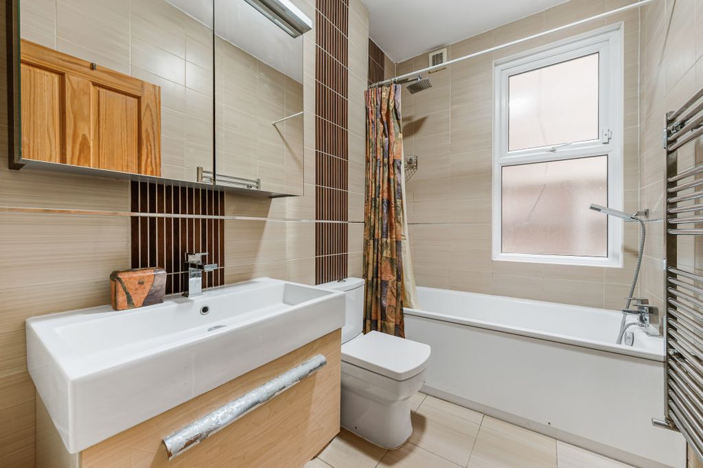 Property photo 2 of 9 Bathroom 1