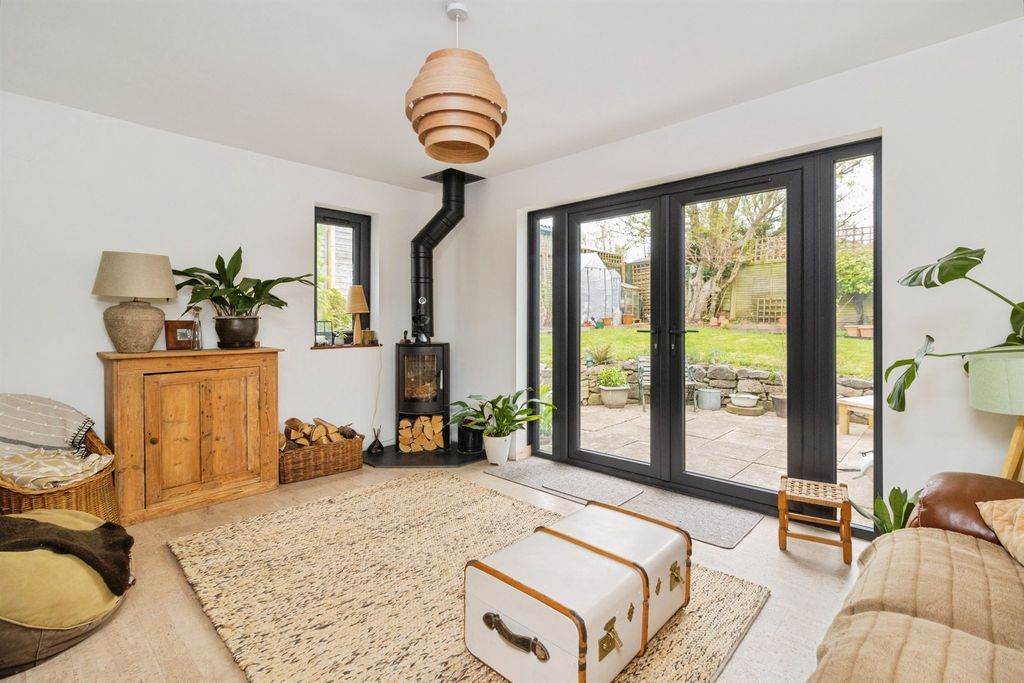 Property photo 2 of 28