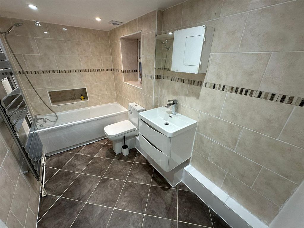 Property photo 3 of 7 Devonshire Bathroom.Jpg