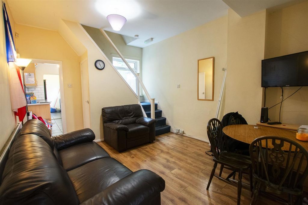 Property photo 1 of 11 Living Room