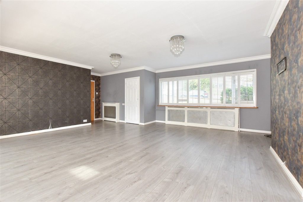 Property photo 1 of 13 Lounge