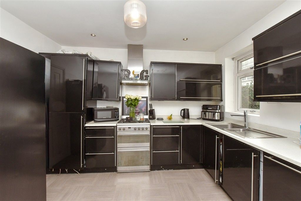 Property photo 3 of 8 Kitchen