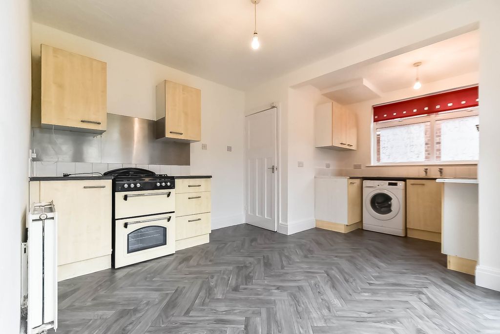 Property photo 3 of 10 Kitchen