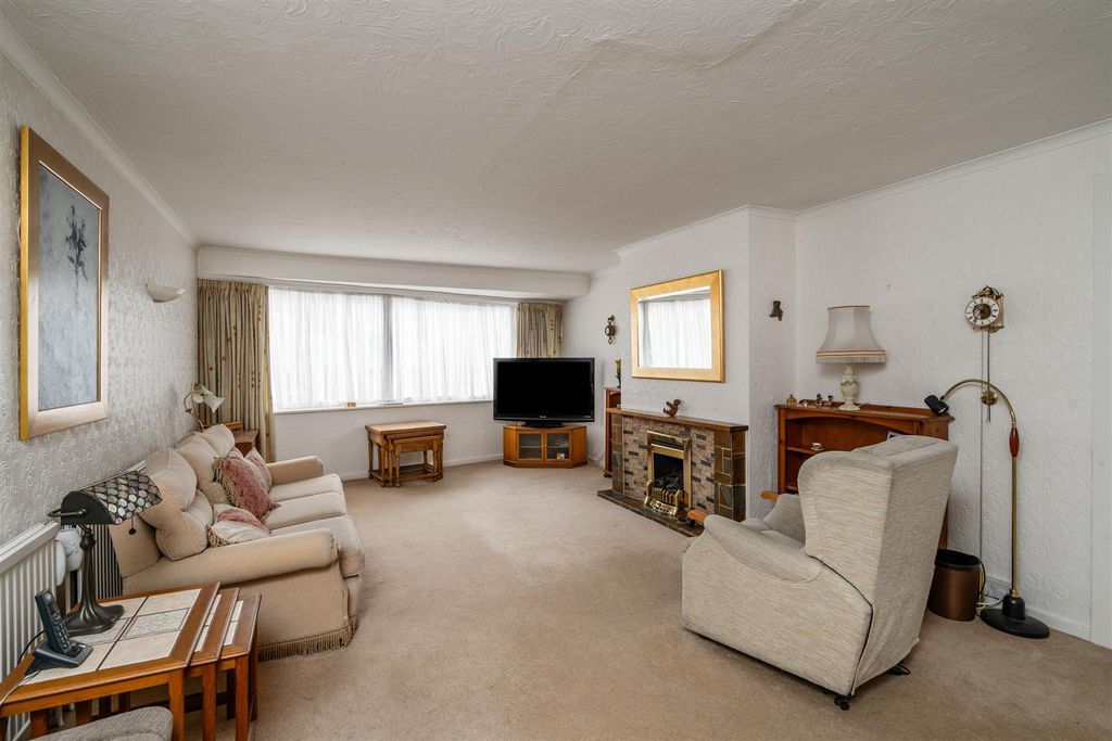 Property photo 2 of 12 33 Ulverley Green Road_7.Jpg