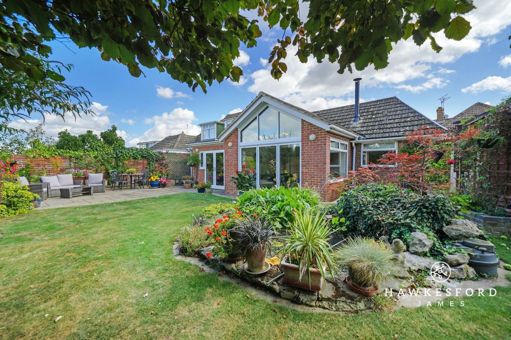 Property photo 1 of 22 Woodside Gardens - Garden