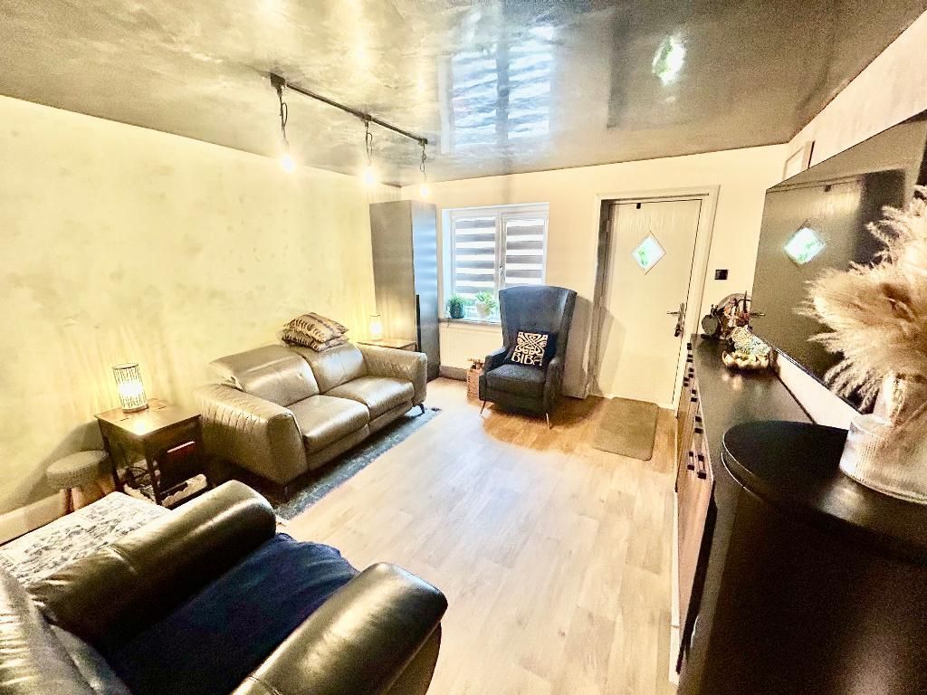 Property photo 3 of 11 Lounge
