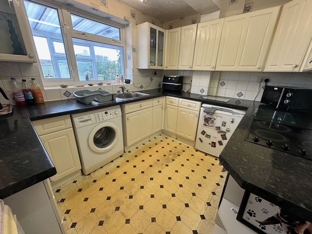 Property photo 2 of 11 Kitchen