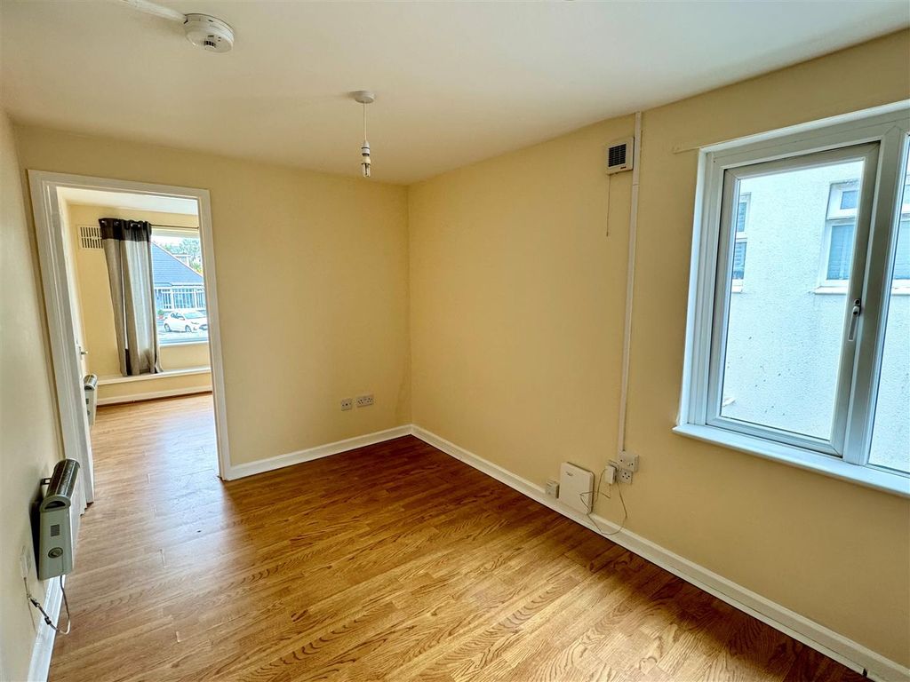Property photo 2 of 5 Flat 1, 36 Henver Road Lounge And Kitchen