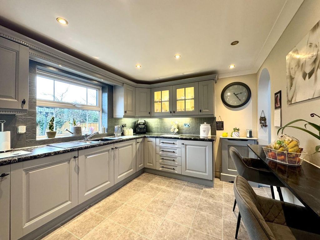 Property photo 3 of 19 Kitchen