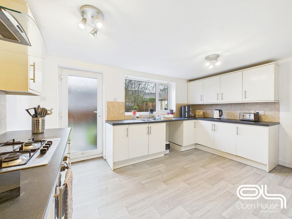 Property photo 3 of 17 Kitchen