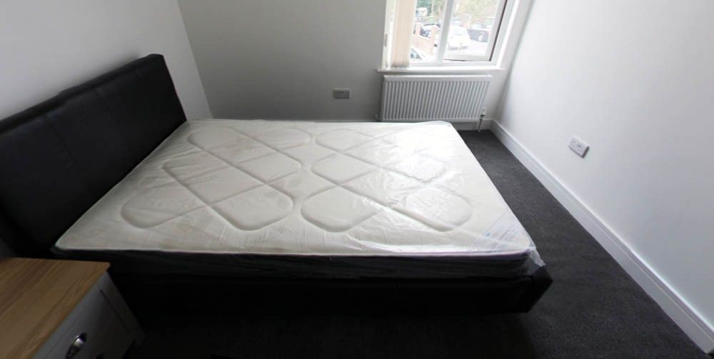 Property photo 3 of 6 A Well-Maintained Double Bedroom Featuring A Comfo...