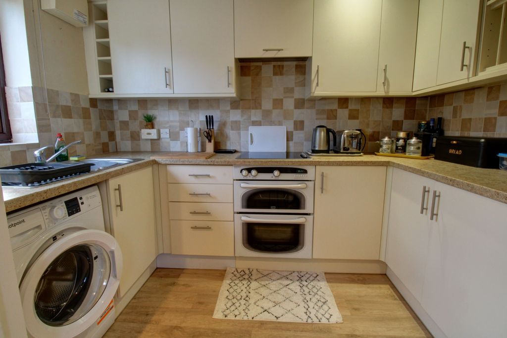 Property photo 2 of 9 Kitchen