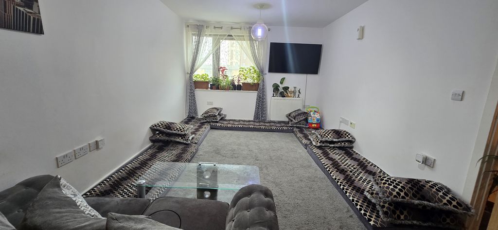 Property photo 1 of 6 Living