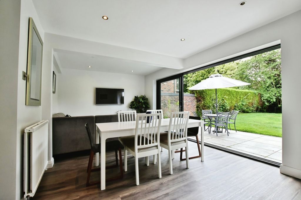 Property photo 2 of 15 Familiy/ Dining Area