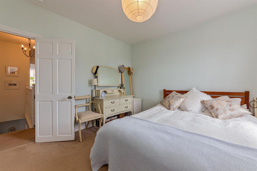 Property photo 3 of 18 97Sopwelllane-05.Jpg