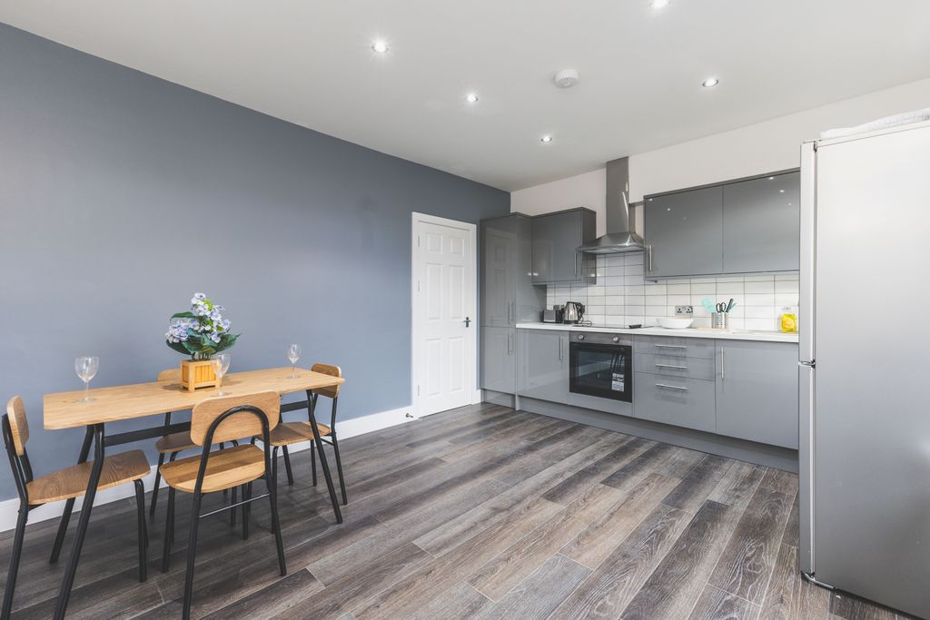 Property photo 1 of 12 3 Bed Terraced House To Rent Bredon Road, London Cr0 6Jh