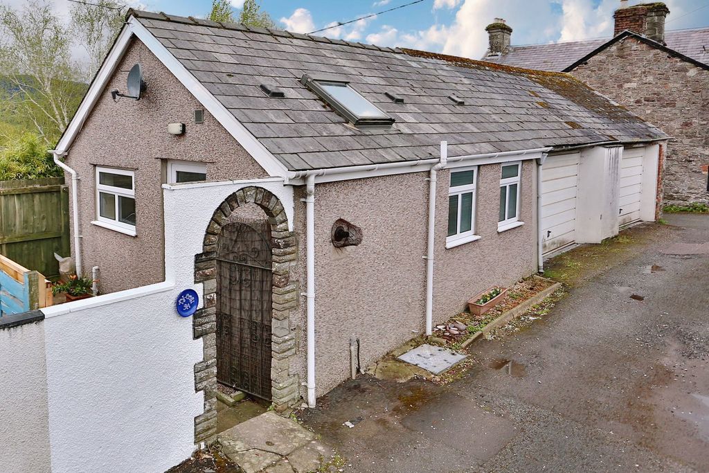 Property photo 1 of 8
