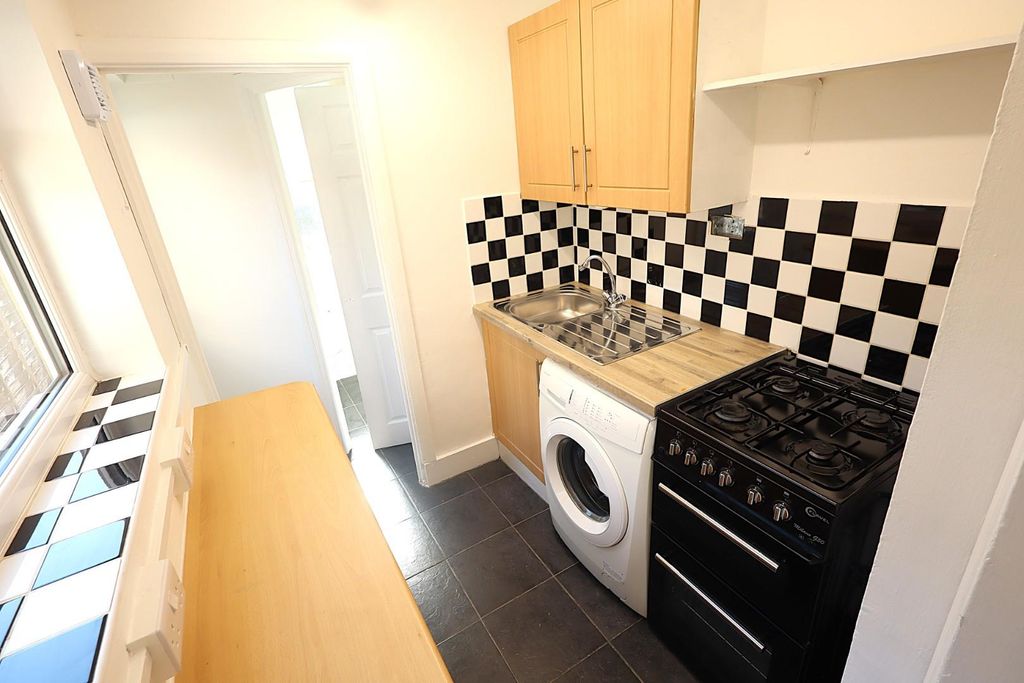 Property photo 2 of 9 Kitchen