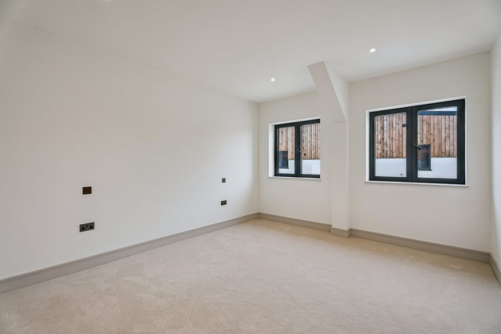 Property photo 3 of 9 Bedroom
