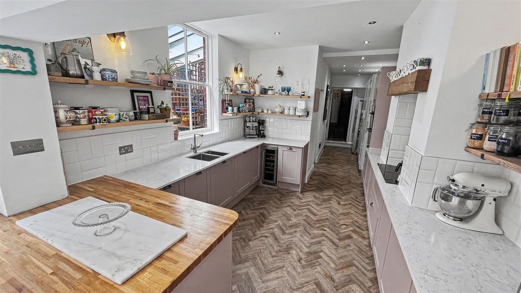 Property photo 3 of 33 Kitchen