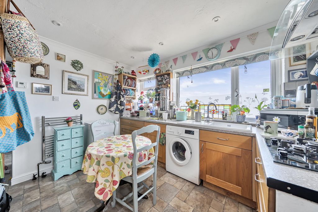 Property photo 3 of 14 Kitchen