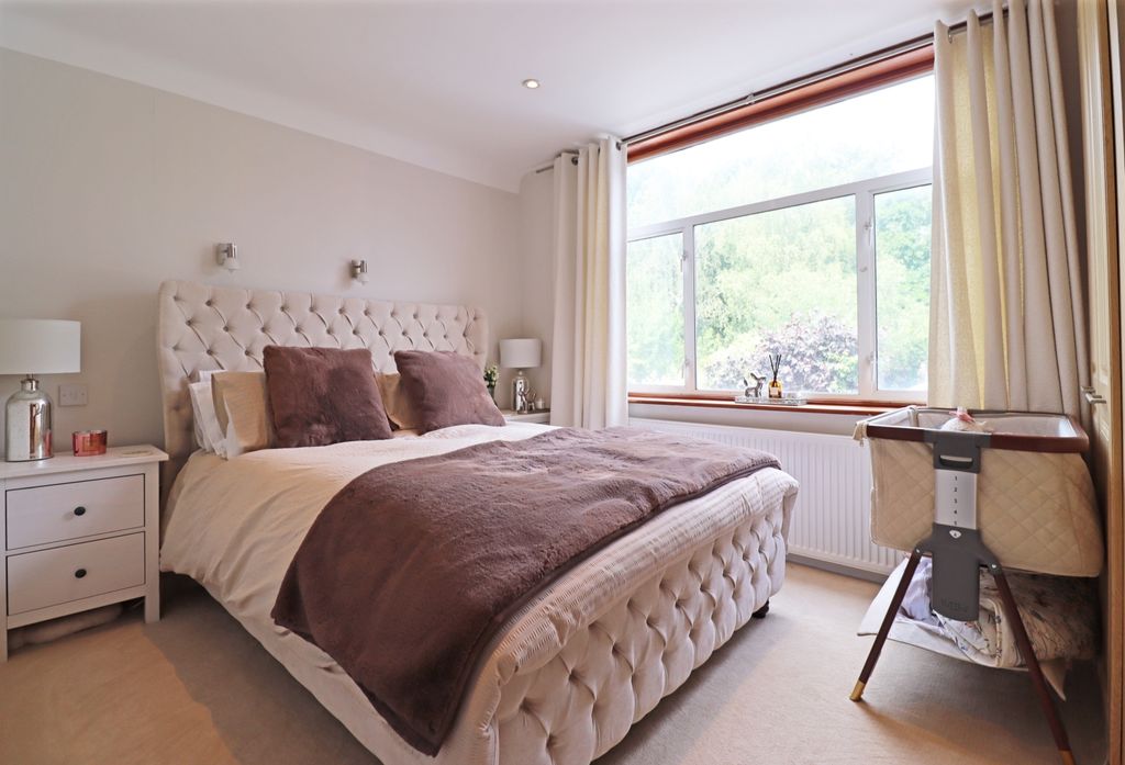 Property photo 3 of 18 Bed 2