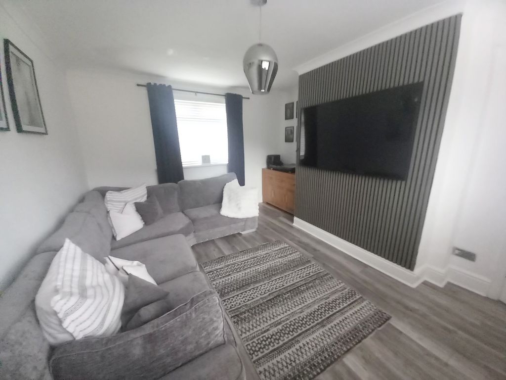 Property photo 3 of 16 Lounge