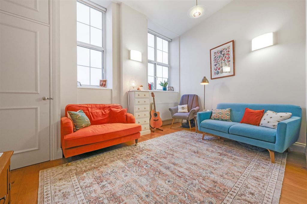 Property photo 1 of 8 81300 Vm Nhh 16 Shortcroft Mead Court Nw10 1Bf_943