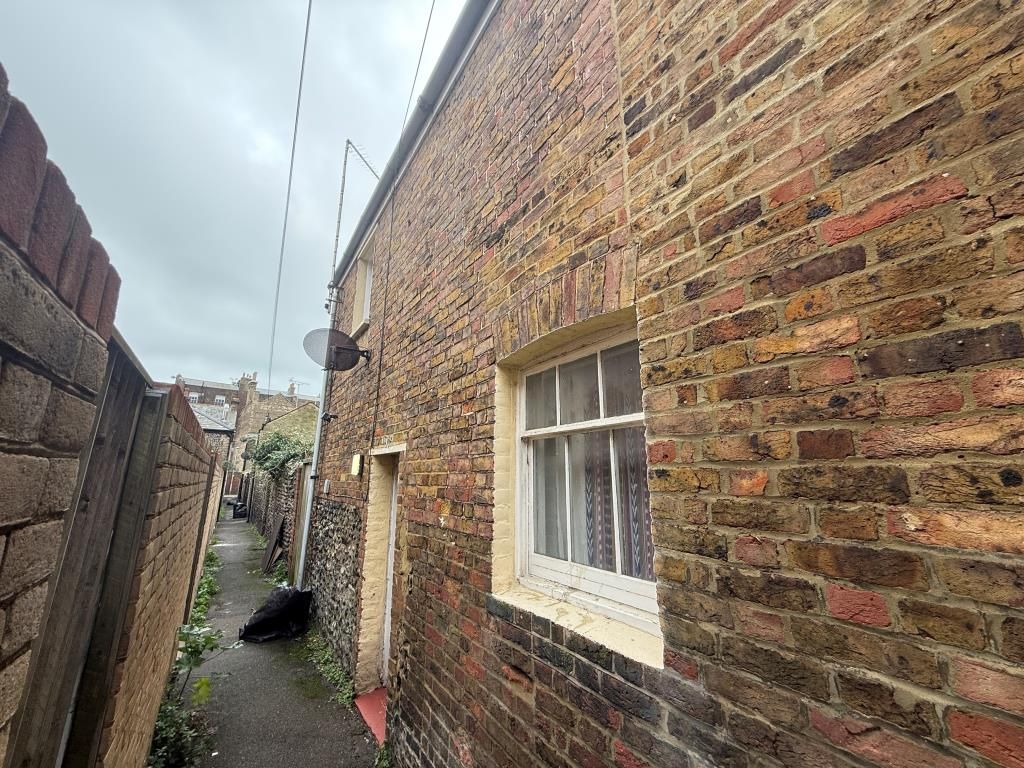 Property photo 2 of 6 Semi-Detached House