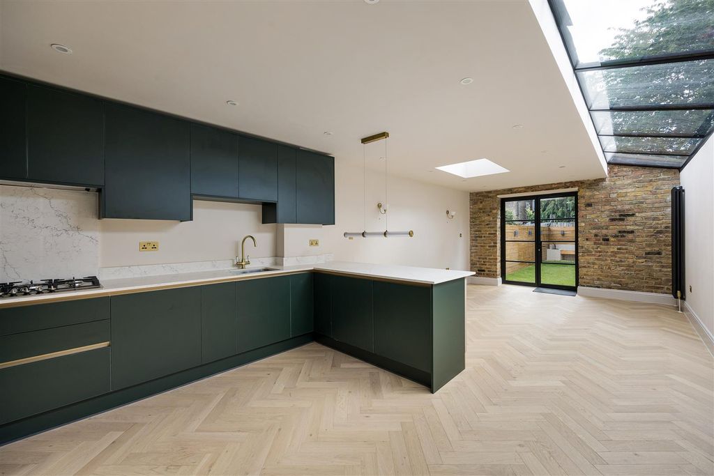 Property photo 3 of 40 Tylney Road, E7