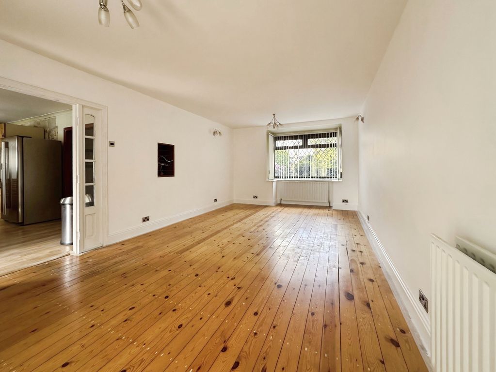 Property photo 3 of 18 Lounge