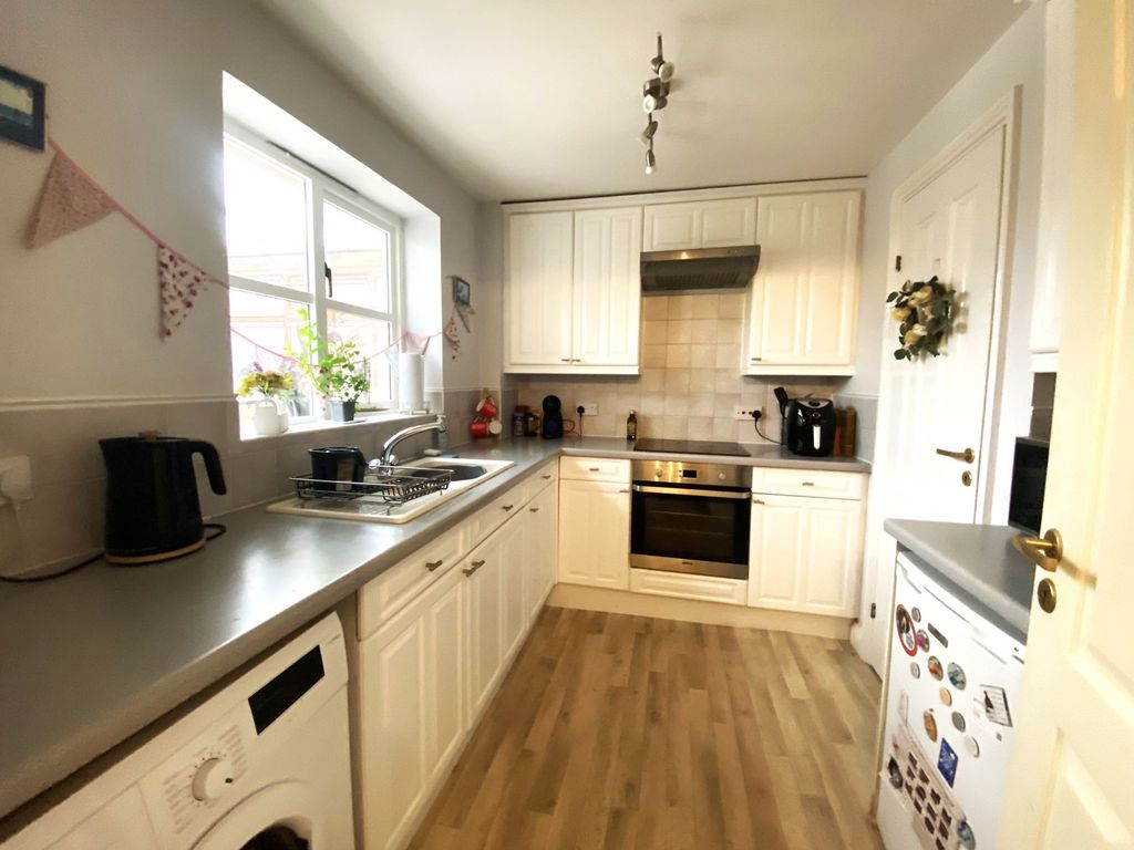 Property photo 2 of 12 Kitchen