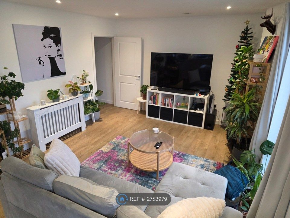 Property photo 2 of 9 Spacious Shared Living Area