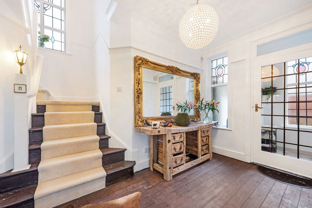 Property photo 2 of 25