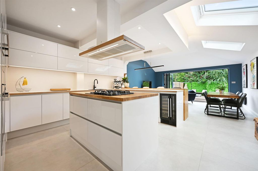 Property photo 3 of 12 Kitchen