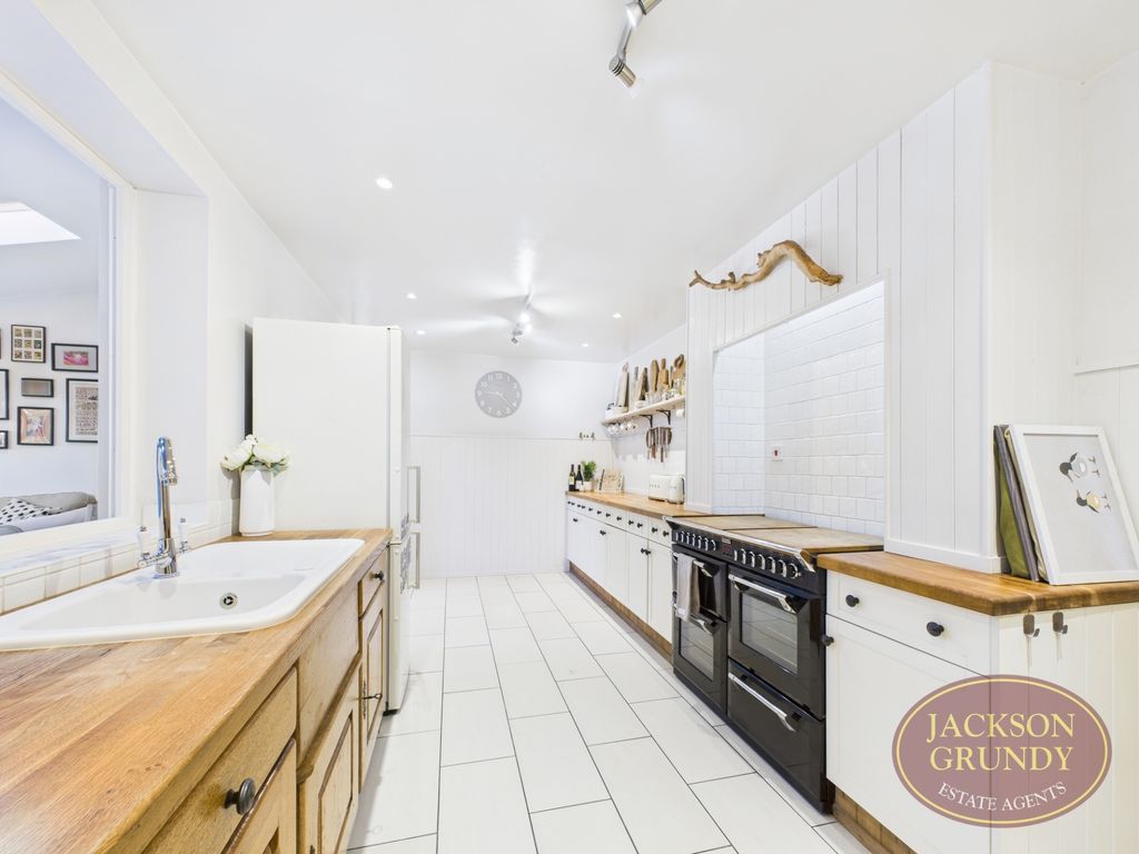 Property photo 2 of 30 Manor Walk