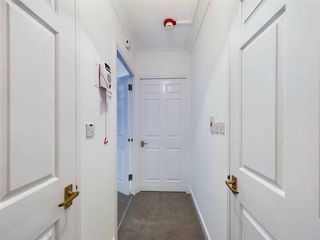 Property photo 2 of 11 Hallway