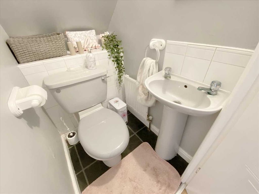 Property photo 3 of 14 Cloakroom: