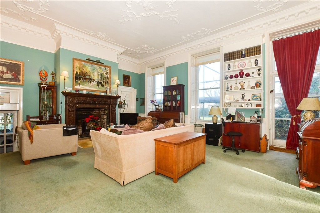 Property photo 2 of 12 Lounge