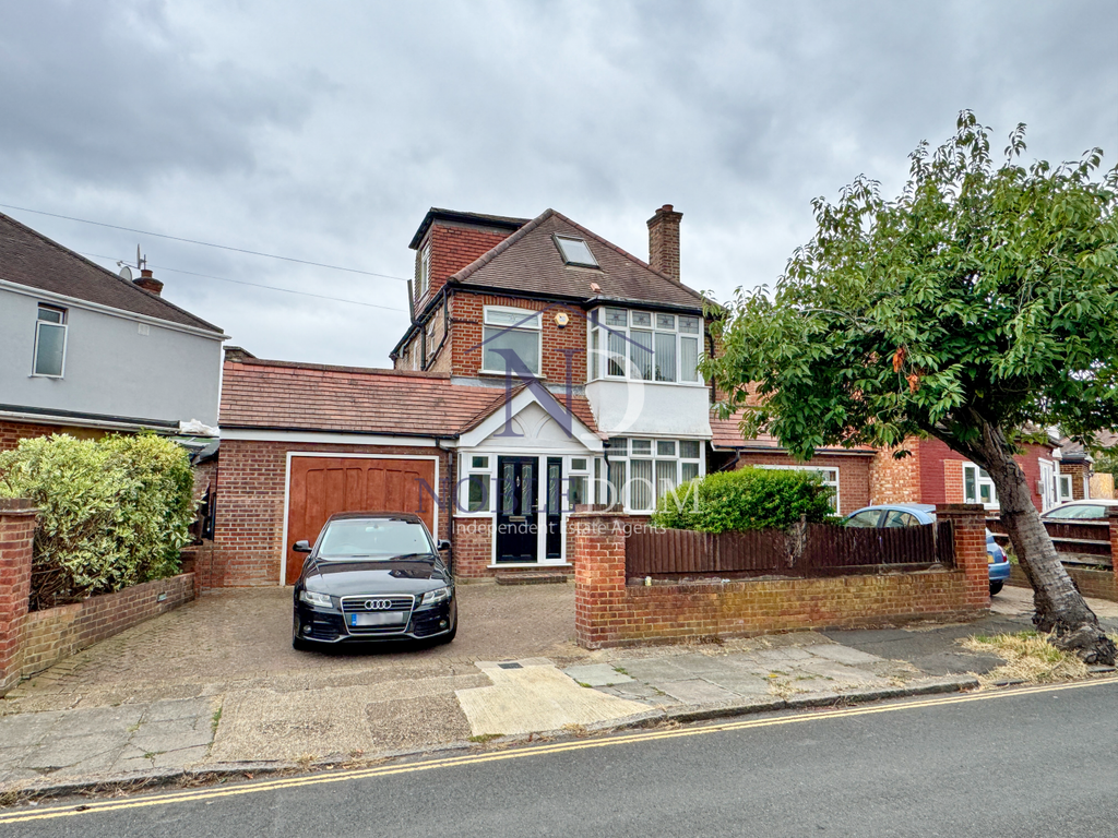 Property photo 1 of 15 4 Bedroom Detached House In Isleworth