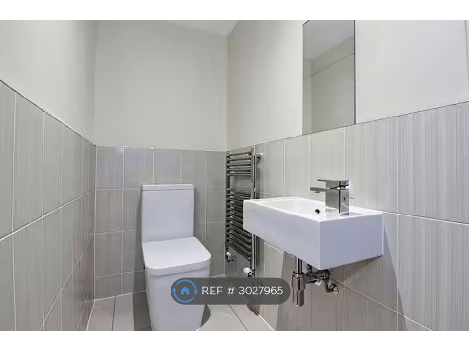 Property photo 1 of 5 Bathroom 1