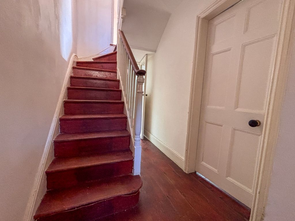 Property photo 2 of 11 Hallway