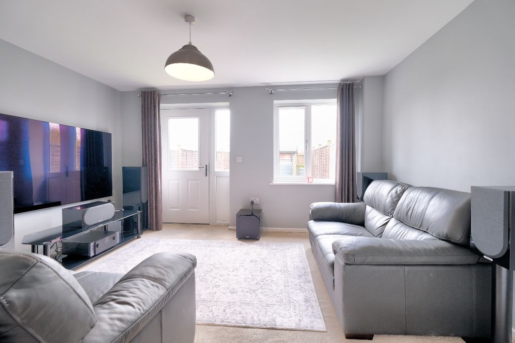 Property photo 2 of 17 Lounge