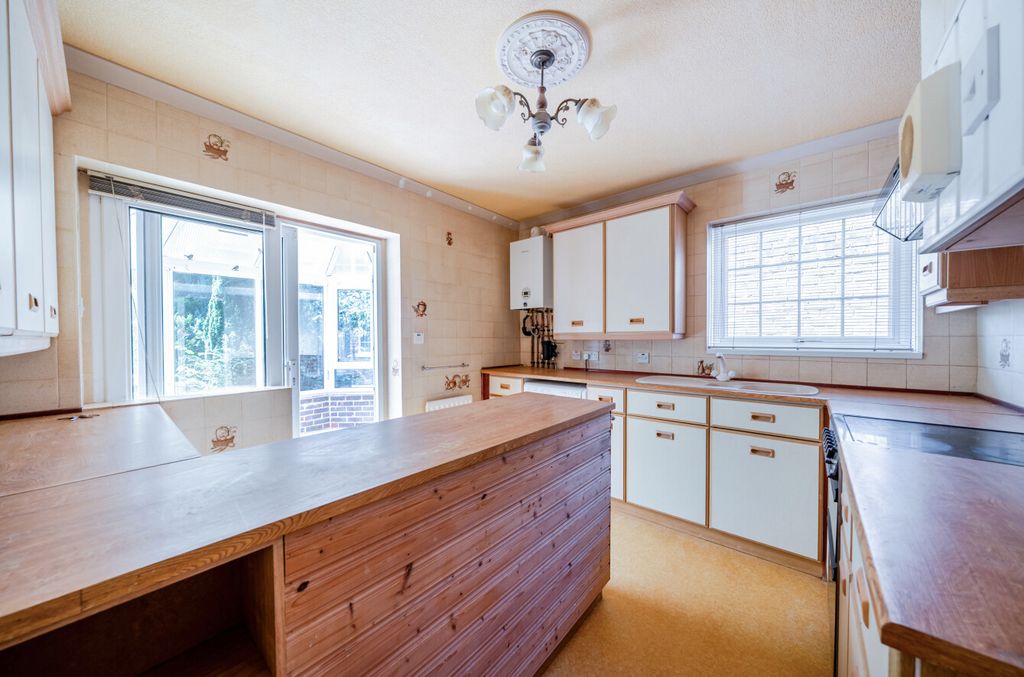 Property photo 2 of 14 1488628-13-6A4d06...