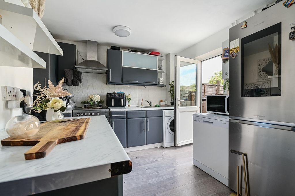 Property photo 2 of 10 Kitchen