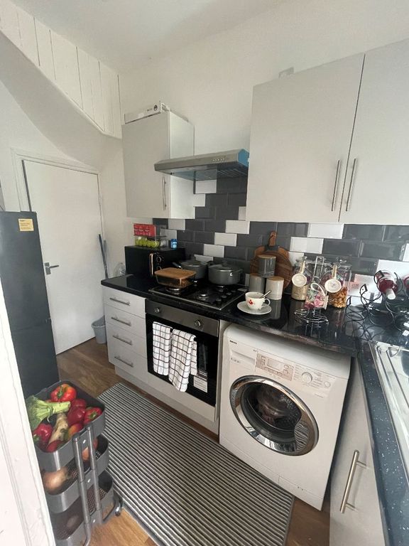 Property photo 3 of 9 Kitchen